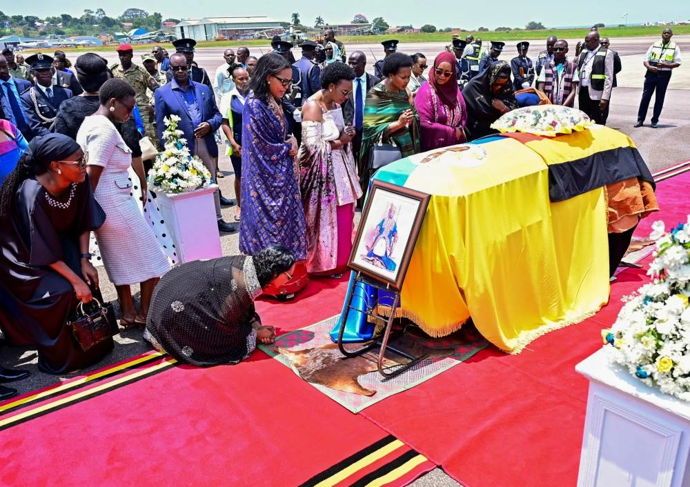 Family members and mourners attend the ceremony to receive the coffin with the body of King Oyo Nyimba Kabamba Iguru Rukidi IV, of the Tooro Kingdom, who died in late August aged 34 while receiving treatment in the U.S., at the Entebbe International Airport, in Entebbe, Uganda September 4, 2026. REUTERS/Abubaker Lubowa