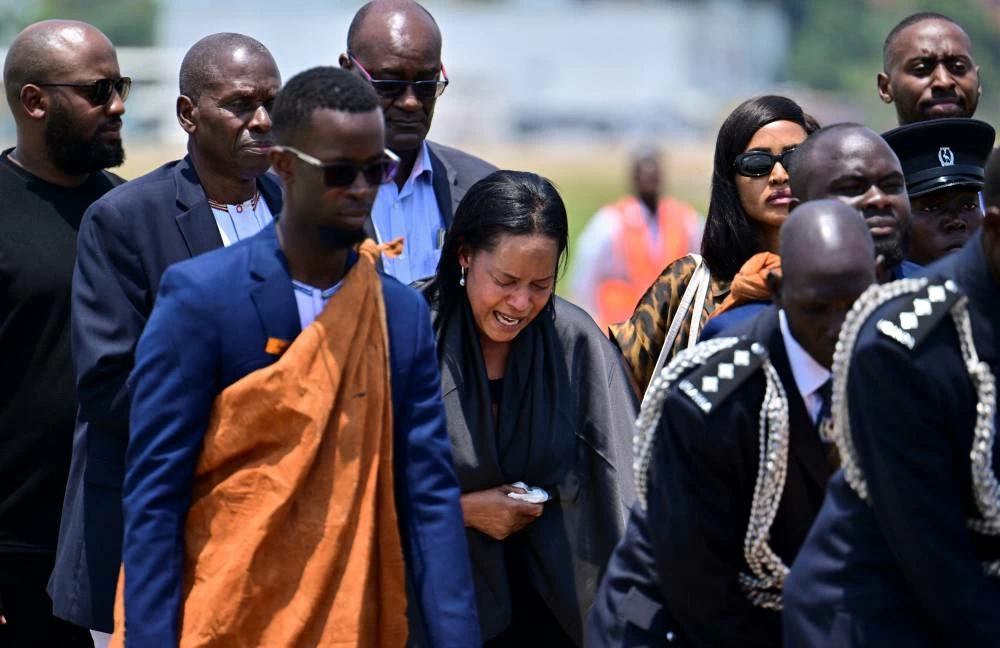 Queen mother of Tooro Kingdom Best Kemigisa, and mother to King Oyo, breaks down during the ceremony to receive the flag-draped coffin with the body of King Oyo Nyimba Kabamba Iguru Rukidi IV, of the Tooro Kingdom, who died in late August aged 34, while receiving treatment in the U.S., at the Entebbe International Airport, in Entebbe, Uganda September 4, 2026. REUTERS/Abubaker Lubowa