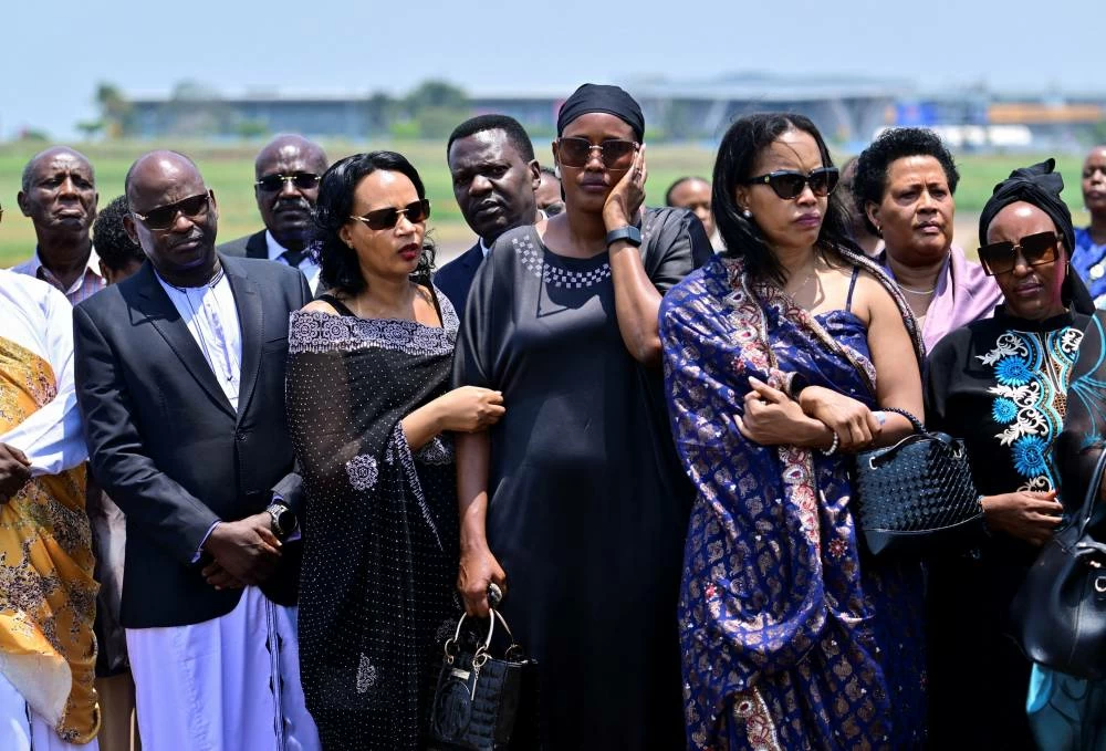 Mourners and family members attend the ceremony to receive the coffin with the body of King Oyo Nyimba Kabamba Iguru Rukidi IV, of the Tooro Kingdom, who died in late August aged 34 while receiving treatment in the U.S., at the Entebbe International Airport, in Entebbe, Uganda September 4, 2026. REUTERS/Abubaker Lubowa