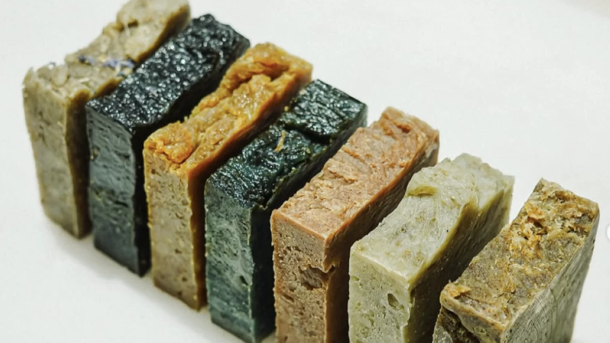 The company started with solid soaps, allowing the team to focus on a single category and refine its approach. As knowledge, experience and customer demand grew, Soapbar gradually expanded its product range.