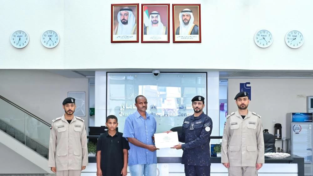 The honour was presented in the presence of Colonel Humaid Saeed bin Sahou, Director of the Commercial Areas Police Department, in appreciation of the resident's conduct after he immediately handed the money over to a police station to safeguard the rights of its owner.