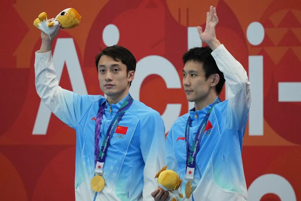 Gold medalists Yang Hao and Lian Junjie of China pose after receiving their medals for the men's synchronized 10m springboard final at the Asian Games in Tokyo, Japan, Sunday, Sept. 27, 2026. AP