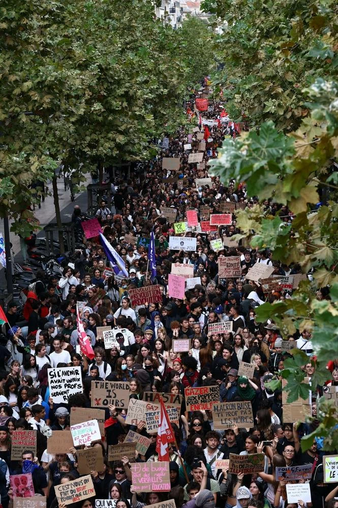 Protesters march during a demonstration by French high school students in Marseille, as part of a nationwide day of protests and blockades, expressing anger over overcrowded classrooms, teacher shortages and dilapidated school buildings, which students blame on years of underinvestment, in Marseille, France, October 8, 2026. REUTERS/Manon Cruz