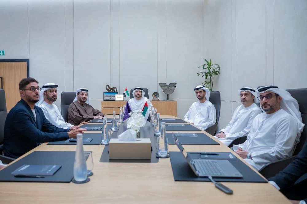 Hamdan bin Mohammed attends Advanced Technology Research Council meeting in Abu Dhabi, reviews AI solutions to aid decision-making.