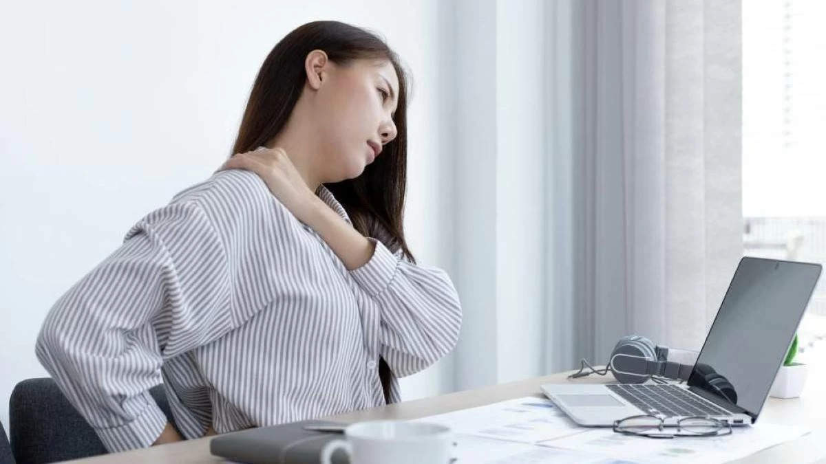 As time spent in front of computer screens continues to increase, experts stress that exercising after work, while important, does not fully offset the effects of prolonged inactivity. They emphasise the need to combine regular movement with a balanced diet and create work environments that prioritise employee wellbeing. Image used for illustrative purpose.