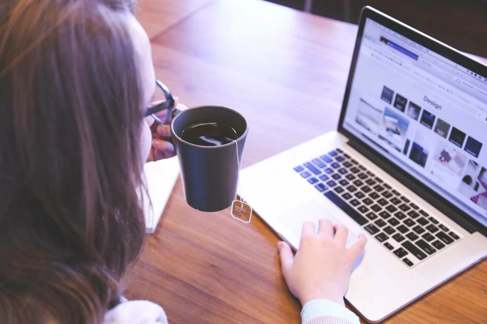 Telecommunications providers in the UAE offer users a combination of home connection services, which include high-speed WiFi, a landline connection as well as TV connections at times.
Photo credit: Pexels