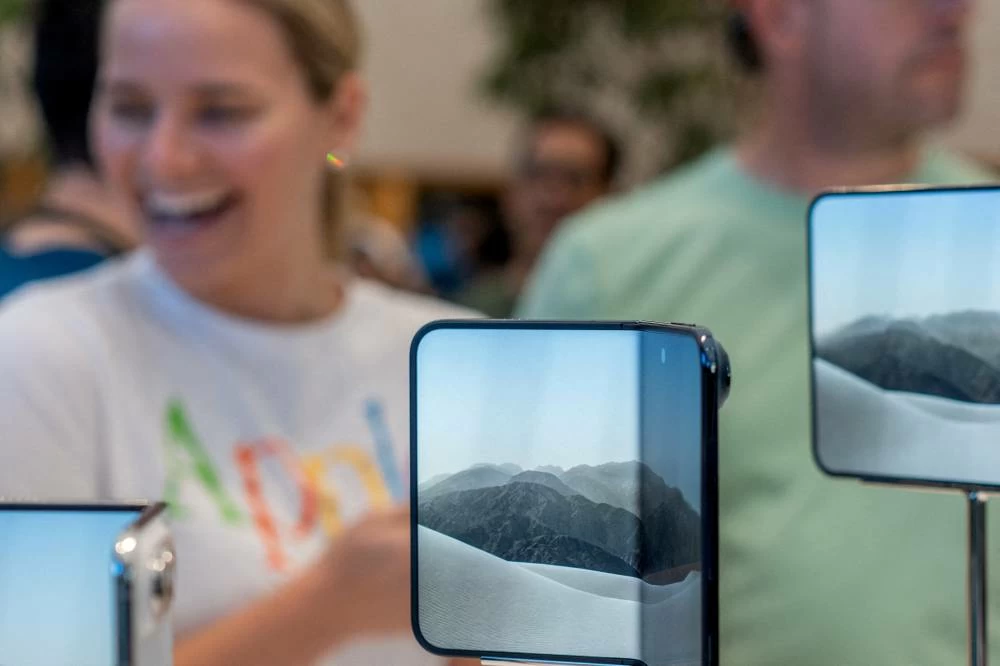 iPhone Duo cracks and lines: Apple says it will replace units showing screen problems